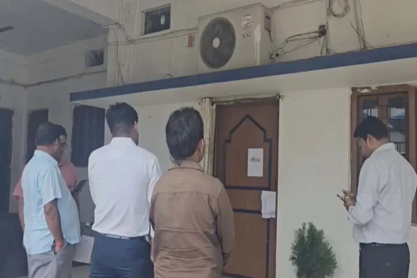 जशपुर नगर पालिका CMO कार्यालय सील, एसडीएम की कार्रवाई से मचा हड़कंप