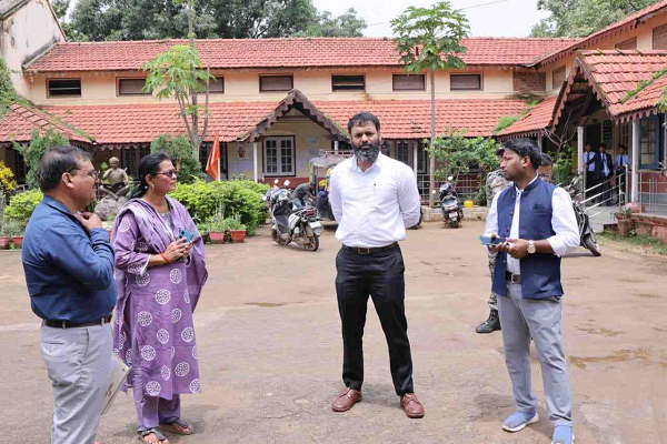 कलेक्टर व्यास ने महारानी लक्ष्मी बाई कन्या विद्यालय व स्वामी आत्मानंद हिन्दी माध्यम स्कूल का किया निरीक्षण