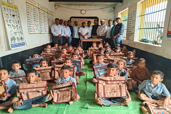  *पूना फाउंडेशन द्वारा नारायणपुर लोरमी में बाटें अध्ययन सामग्री*