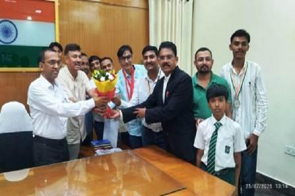 राज्य व राष्ट्रीय स्तर के शूटिंग खिलाड़ियों ने कलेक्टर अजीत वसंत से की सौजन्य भेंट