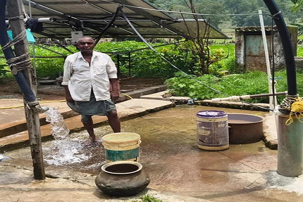 सौर सुजला योजना का सोलर पंप चालू होने से लौटी किसान के खेतों की रौनक