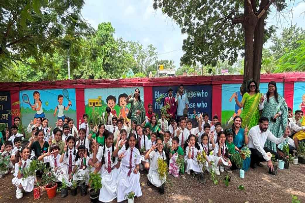 सालेम इंग्लिश स्कूल में धूमधाम से मना ग्रीन डे, विद्यार्थियों ने किया पौधारोपण