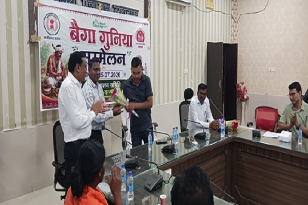 सूरजपुर में जिला स्तरीय बैगा-गुनिया सम्मेलन आयोजित, सर्पदंश व मौसमी बीमारियों से बचाव पर हुआ मंथन&lsquo;