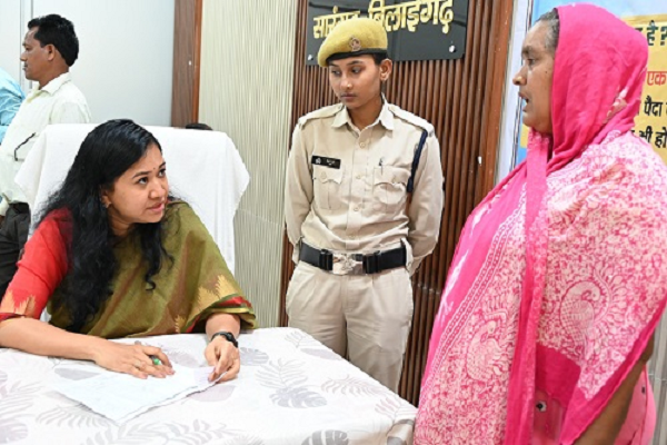 कलेक्टर पद्मिनी भोई साहू ने जनदर्शन में सुनी आमजन की समस्याएं