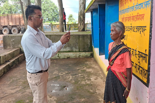 रायपुर : सामाजिक सुरक्षा पेंशन के लिए घर-घर पहुंच रही टीम, दूरस्थ वनांचल तक पहुंचा सत्यापन अभियान
