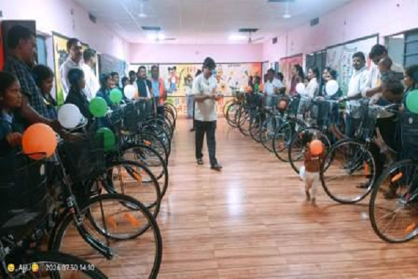 विकासखंड कुआकोंडा में सरस्वती साइकिल वितरण व नीट प्रतिभाओं का हुआ सम्मान