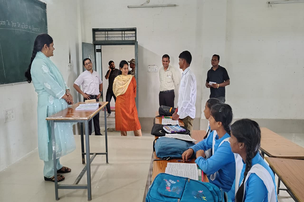 शिक्षा व्यवस्था पर कलेक्टर की पैनी नजर : स्कूलों और आंगनबाड़ी केंद्रों का किया गहन निरीक्षण