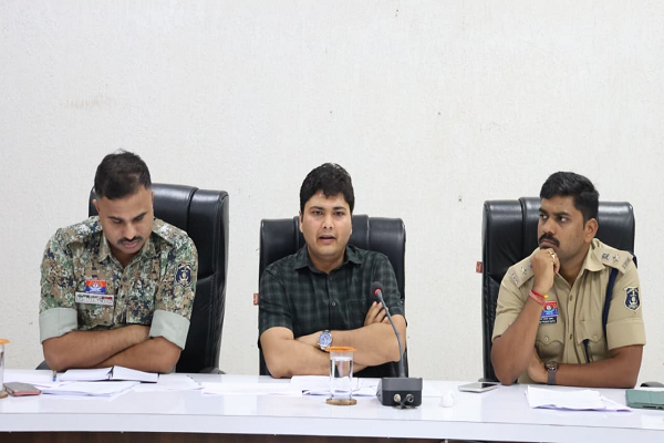नक्सल पुनर्वास नीति की गहन समीक्षा : कलेक्टर ने दिए योजनाओं के शत-प्रतिशत क्रियान्वयन के निर्देश