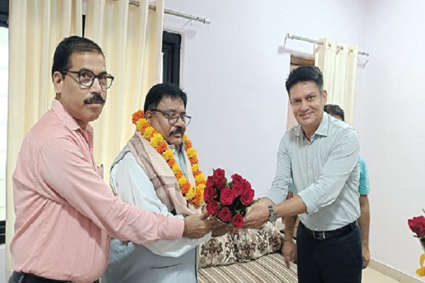 सम्मान और शुभकामनाओं के साथ प्रधान पाठक कृष्णा दत्त राय को भावभीनी विदाई