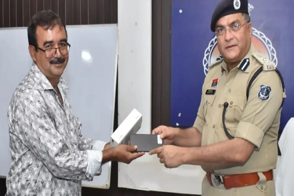 दुर्ग पुलिस ने 200 गुम मोबाइल लौटाए, लोगों के चेहरों पर लौटी मुस्कान