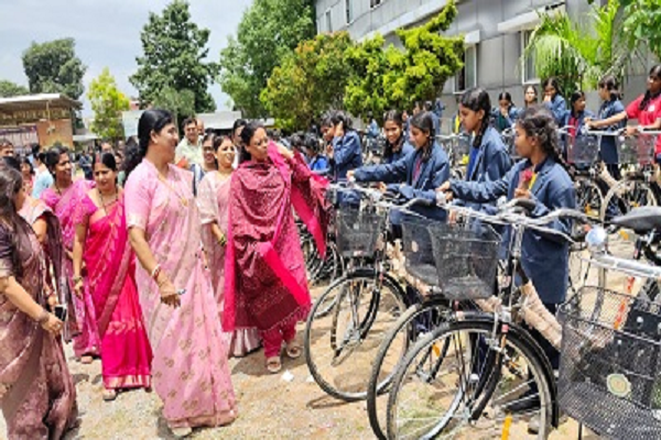 सरस्वती साइकिल योजना के तहत 55 छात्राओं को मिली निःशुल्क साइकिल