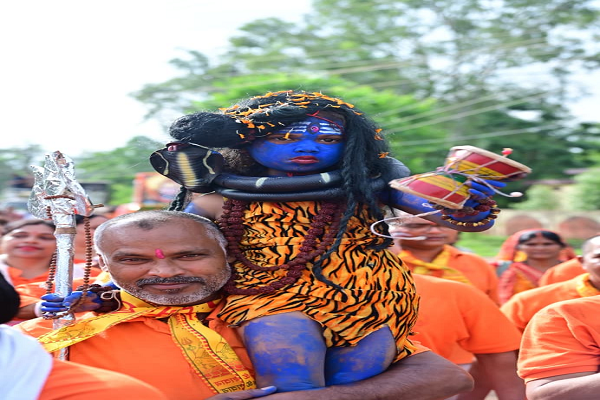  *जब कंधे पर विराजे "नन्हे महादेव"*