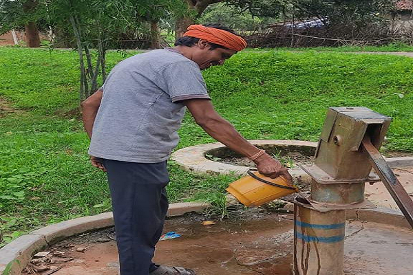 स्वच्छ पेयजल की दिशा में पीएचई विभाग की पहल, ग्राम पंचायत केलवा के चार गांवों में हैंडपंपों का क्लोरीनेशन