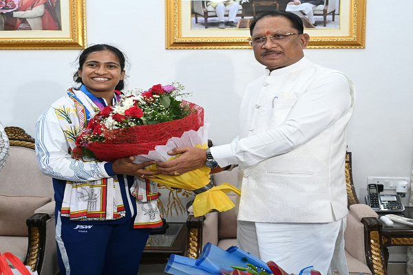 राष्ट्रमंडल खेलों की रजत पदक विजेता ज्ञानेश्वरी यादव का मुख्यमंत्री निवास में भव्य स्वागत