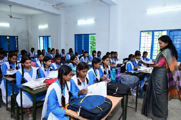 कलेक्टर ने विद्यार्थियों को आसान तरीके से ब्लैकबोर्ड पर लिखकर समझाया रियल नंबर्स