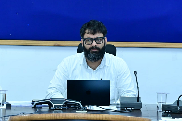 कलेक्टर ने स्कूल और आंगनबाड़ी केंद्र के बच्चों का आधार केन्द्र प्राथमिकता से बनाने के दिए निर्देश