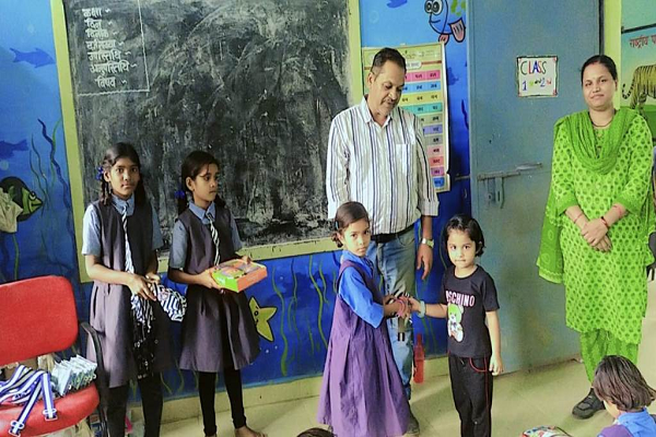 सेवा के साथ मनाया बेटी का जन्मदिन, शिक्षिका ने विद्यार्थियों को भेंट की यूनिफॉर्म सामग्री