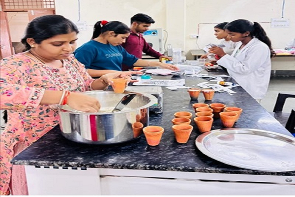 शासकीय डेयरी पॉलिटेक्निक के विद्यार्थियों को मिल्क प्रोडक्टस बनाने की विधि का प्रायोगिक प्रशिक्षण दिया