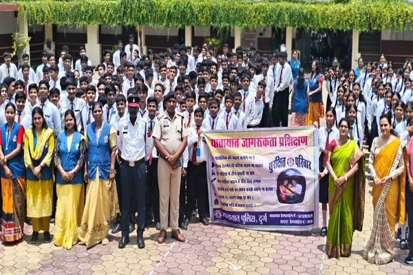 मैत्री विद्या निकेतन स्कूल के छात्रों को दी गई यातायात नियमों की जानकारी