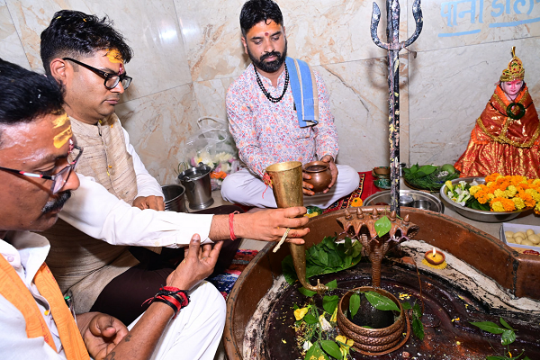  रायगढ़ के वार्ड क्रमांक 9 स्थित मंदिर में वित्त मंत्री श्री ओपी चौधरी ने की भगवान शिव की पूजा-अर्चना