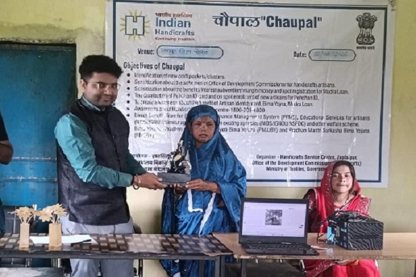 कलेक्टर के मार्गदर्शन में छह गांवों तक पहुंची हस्तशिल्प विकास योजनाएं