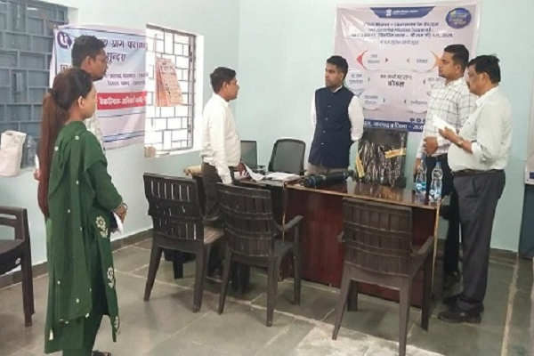 कलेक्टर ने ग्राम सुंदरा पटवारी कार्यालय का किया आकस्मिक निरीक्षण