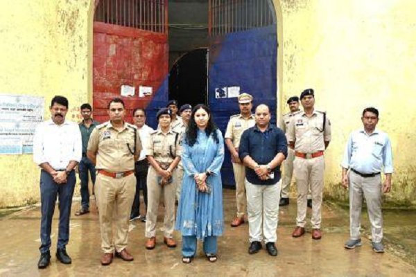 कलेक्टर और एसपी ने अधिकारियों के साथ किया उप जेल सारंगढ़ का निरीक्षण