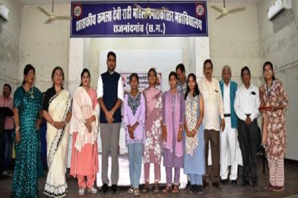 कलेक्टर शासकीय कमलादेवी राठी महिला स्नातकोत्तर महाविद्यालय के दीक्षारंभ समारोह में हुए शामिल