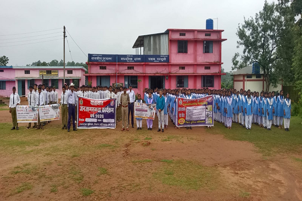 यातायात नियमों की अनदेखी पर पुलिस की सख्ती गरियाबंद पुलिस ने स्कूली बच्चों को दी यातायात जागरूकता की समझाइश