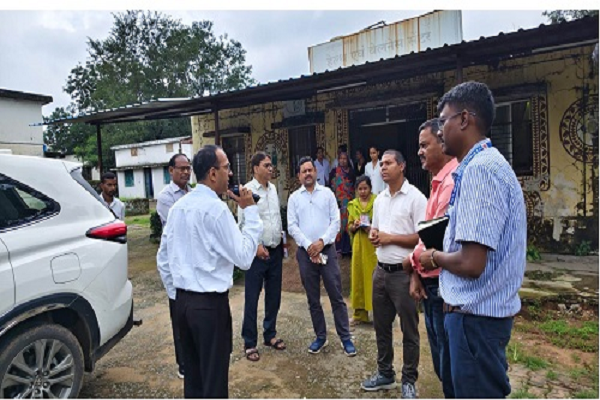 कलेक्टर अजीत वसंत ने विकासखण्ड उदयपुर का किया दौरा