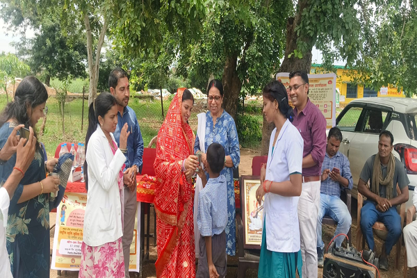  कृमि मुक्ति दिवस पर सभी स्कूलों व आंगनबाड़ी केन्द्रों पर बच्चों व किशोरों को दी गई एल्बेंडाजोल की दवा