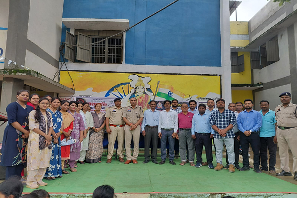 मैनपुर के स्वामी आत्मानंद स्कूल में पुलिस का  जागरूकता अभियान बच्चों और शिक्षकों को सिखाए साइबर सुरक्षा, नशा मुक्ति और यातायात के नियम ।