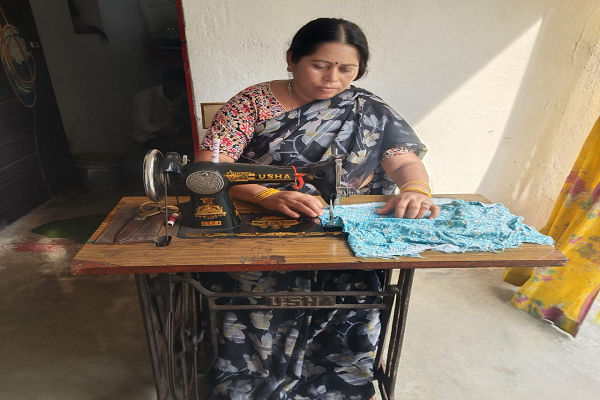 महतारी वंदन योजना: सिलाई मशीन बना आत्मनिर्भरता का साधन