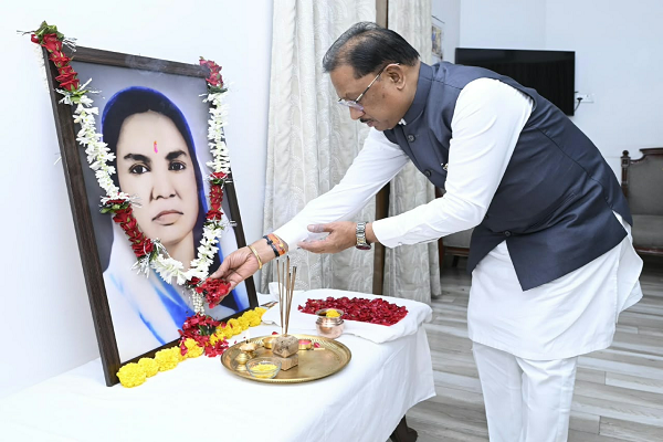 मुख्यमंत्री श्री साय ने छत्तीसगढ़ की प्रथम महिला सांसद और समाज सेविका मिनीमाता जी की पुण्यतिथि पर किया नमन