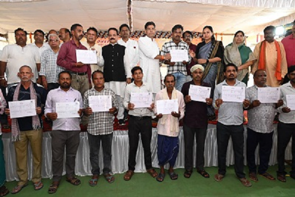 राजस्व मंत्री टंकराम वर्मा ने किया स्वामित्व अधिकार अभिलेख का वितरण