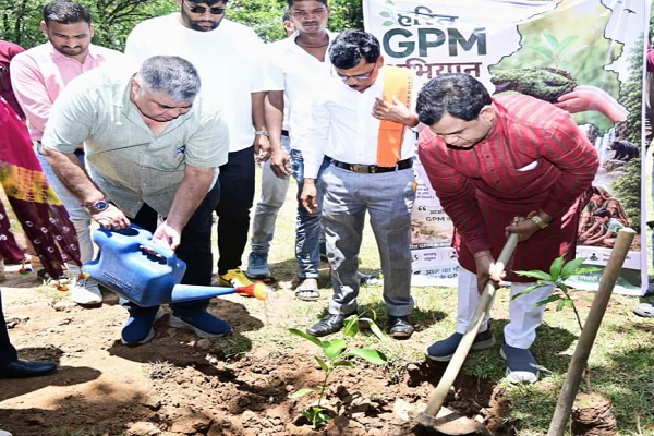 हरेली पर हरित जीपीएम का संकल्प, मंत्री राजेश अग्रवाल ने किया पौधरोपण