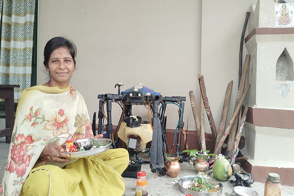 हरेली पर बालोद में परंपरा और आधुनिकता का संगम, ड्रोन दीदियों ने ड्रोन की पूजा कर लगाया गुड़-चीले का भोग