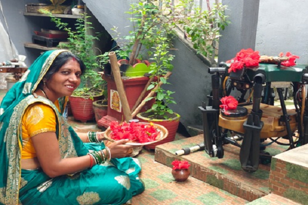 ड्रोन दीदियों ने आधुनिक कृषि यंत्र ड्रोन की पूजा कर चढ़ाया गुड़-चीला और नारियल का भोग