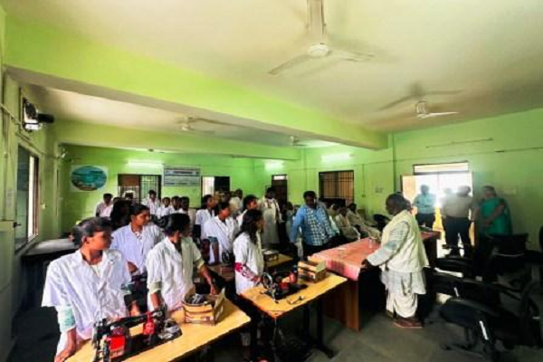 लाइवलीहुड कॉलेज में 19 भुंजिया युवतियों को वितरित की सिलाई मशीन