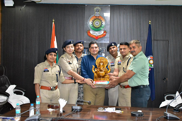 गरियाबंद के अतिरिक्त पुलिस अधीक्षक श्री धीरेन्द्र पटेल को दी गई ससम्मान विदाई, सारंगढ़-बिलाईगढ़ के नए एएसपी के रूप में संभालेंगे कमान।   	 श्री धीरेन्द्र पटेल के कुशल  नेतृत्व में गरियाबंद पुलिस ने नक्सल विरोधी अभियानों में अभूतपूर्व सफलताएं हासिल की है