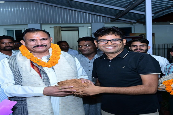 रायगढ़ आगमन पर स्वास्थ्य मंत्री श्री श्याम बिहारी जायसवाल का आत्मीय स्वागत रायगढ़ आगमन पर स्वास्थ्य मंत्री श्री श्याम बिहारी जायसवाल का आत्मीय स्वागत