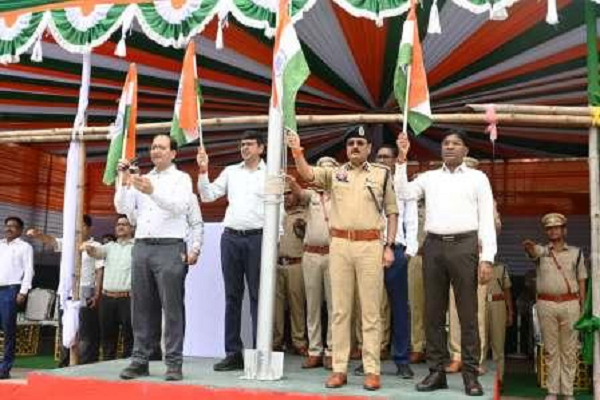 पुलिस परेड ग्राउंड में कलेक्टर-एसएसपी ने स्कूली बच्चों को दिलाई तिरंगा शपथ