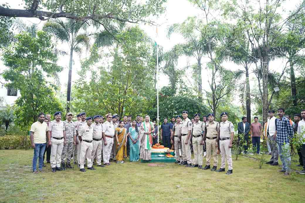 मुख्यमंत्री निवास बगिया में फहराया गया तिरंगा, स्वतंत्रता दिवस पर मुख्यमंत्री की धर्मपत्नी कौशल्या साय ने किया ध्वजारोहण