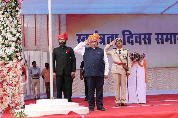पर्यटन और संस्कृति मंत्री राजेश अग्रवाल ने जशपुर रणजीता स्टेडियम में किया ध्वजारोहण