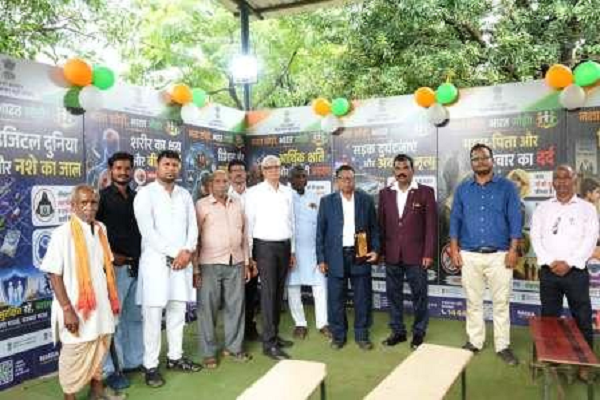 ग्रामीणों व विद्यार्थियों ने देखी नशामुक्ति पर केंद्रित चित्र प्रदर्शनी