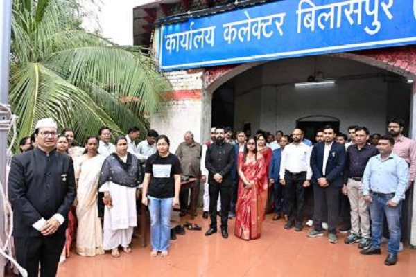 कलेक्टोरेट व कम्पोजिट बिल्डिंग में ध्वजारोहण