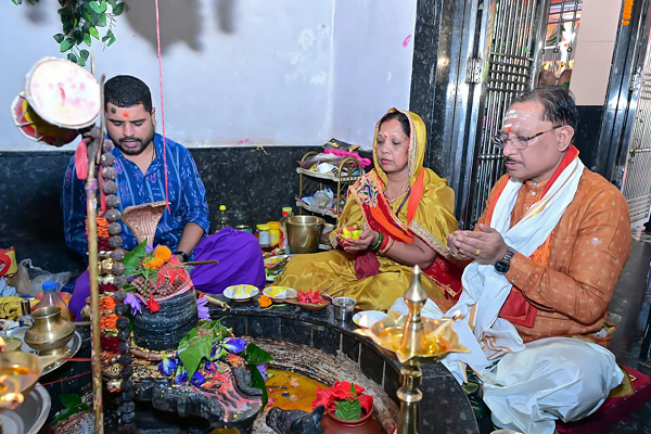 मुख्यमंत्री श्री विष्णुदेव साय ने सावन सोमवार और नागपंचमी पर श्री फलेश्वरनाथ महादेव की पूजा-अर्चना की