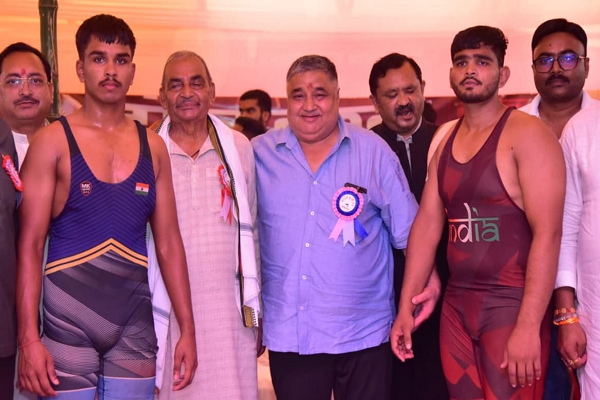 नागपंचमी पर अंबिकापुर में कुश्ती प्रतियोगिता, पर्यटन मंत्री ने पहलवानों का बढ़ाया उत्साह