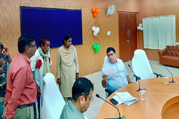 जनदर्शन में कलेक्टर ने सुनी आम नागरिकों की समस्याएं
