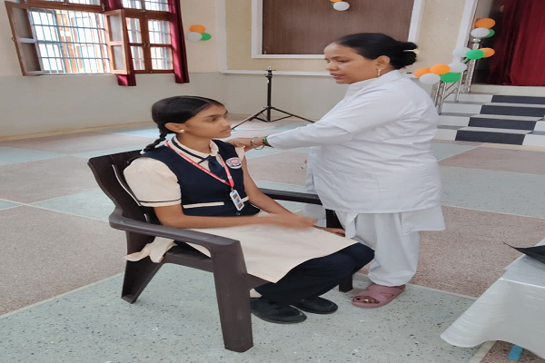 दशमेश पब्लिक स्कूल अंबिकापुर में 15 छात्राओं का एचपीवी टीकाकरण संपन्न